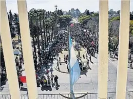  ?? (PEDRO CASTILLO / ARCHIVO) ?? Abrazo. Los abrazos a edificios universita­rios, como el realizado en la UNC hace 15 días, es la medida de protesta más común.