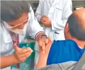 ?? CAPTURA DE PANTALLA ?? En el video se aprecia que la vacunadora sólo ingresa la aguja y no inyecta el líquido de la vacuna/