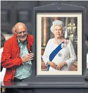  ?? ?? King Charles during his first audience with the Prime Minister, Liz Truss, at Buckingham Palace, right. Above, a visitor to St Paul’s Cathedral with a picture of Queen Elizabeth