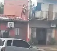  ?? ?? Dos niños fueron llevados a la planta alta de una casa para que estén seguros, en el barrio Trinidad de Asunción.