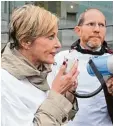  ??  ?? Rosemarie Wirth überlebte wie durch ein Wunder als Radlerin einen Unfall mit einem Lastwagen. Neben ihr steht Jànos Korda vom ADFC.