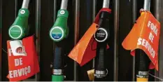  ?? Foto: Carlos Costa, afp ?? In Portugal ist derzeit an vielen Tankstelle­n kein Benzin mehr zu bekommen. Es kommt dort kein neues Benzin mehr an.