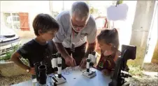  ??  ?? Jules,  ans, et Susanne,  ans, ont admiré de nombreux éléments au microscope.