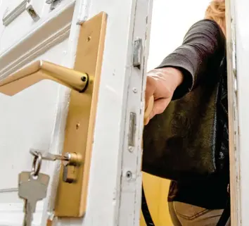  ?? Foto: Christin Klose, dpa‰tmn (Symbolbild) ?? Wer sich aus seiner Wohnung aussperrt, sollte nicht den erstbesten Schlüsseld­ienst rufen.