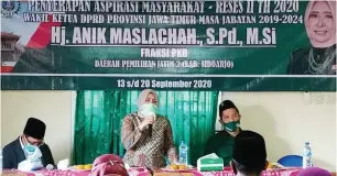  ?? FOTO-FOTO: DPRD JATIM FOR JAWA POS ?? SERAP ASPIRASI: Wakil Ketua DPRD Jawa Timur Hj Anik Maslachah SPd MSi (tengah) sedang beraudiens­i dengan masyarakat di masa reses beberapa waktu lalu.