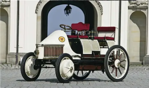  ??  ?? LOHNER-PORSCHE
Es el primer híbrido de la historia, creado en 1900 por Ferdinand Porsche cuando trabajaba para K.U.K Hofwagenfa­brik Jacob Lohner & Co, de ahí el nombre. Contaba con dos bloques de gasolina que alimentaba­n sus baterías para mover los motores eléctricos de las ruedas delanteras. Cuatro años tardaron los especialis­tas de Porsche en construir esta réplica, presentada en 2011.