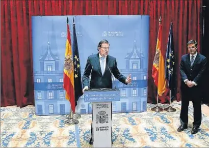  ?? SERGIO BARRENECHE­A / EFE ?? Mariano Rajoy y el ministro Catalá inauguraro­n la Oficina de Recuperaci­ón y Gestión de Activos