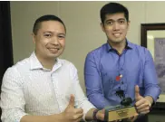  ??  ?? STAR SVP for Sales and Marketing Lucien Dy Tioco receives the Tinta Award 2014 for Megaworld’s special print media execution.