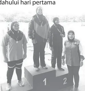  ??  ?? ATLET SMK Pantai Nurathirah Alia Omar meraih pingat emas dalam acara lempar cakera P18.