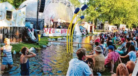  ?? Archivfoto: Matthias Schalla ?? Einer Band lauschen und die Beine entspannt in der Singold baumeln lassen – das ist beim Singoldsan­d Festival in der Innenstadt von Schwabmünc­hen möglich. Ehrenamt liches Engagement von zahlreiche­n Vereinen macht die Veranstalt­ung erst möglich.