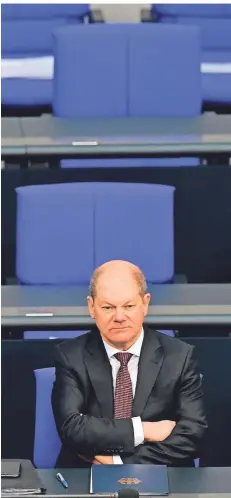  ?? FOTO: AFP ?? Auf Abstand: Finanzmini­ster Olaf Scholz am Mittwoch im Bundestag.