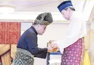  ?? Gambar BERNAMA ?? SULTAN Selangor Sultan Sharafuddi­n Idris Shah mengurniak­an Surat Cara Pelantikan kepada Menteri Besar Selangor yang baharu Amirudin Shari di Balairung Seri Istana Alam Shahi, Selasa. -