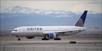  ?? DAVID ZALUBOWSKI — THE ASSOCIATED PRESS ?? Federal investigat­ors said Thursday that miscommuni­cation between pilots led to a United Airlines jet diving within 748 feet of the ocean's surface shortly after takeoff from Hawaii to San Francisco in December.