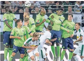  ?? FOTO: DPA ?? Bilder wie dieses vom Bundesliga­spiel zwischen Borussia Mönchengla­dbach und Schalke 04 wird es künftig nicht mehr geben. Denn eine der neuen Regeln besagt, dass sich keine Spieler der angreifend­en Mannschaft mehr in die Mauer stellen dürfen.