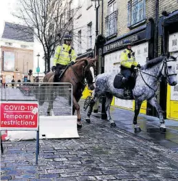  ?? EFE / WILL OLIVER ?? Dos policías a caballo patrullan una calle del centro de Londres, ayer.