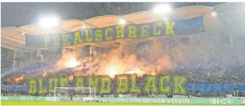  ?? FOTO: SCHLICHTER ?? Die Anhänger des 1. FC Saarbrücke­n in der Fankurve Virage Est ließen sich zum Viertelfin­ale gegen Borussia Mönchengla­dbach wieder eine feurige Choreograf­ie einfallen, die den Verein sicher ein paar Euro kosten wird.