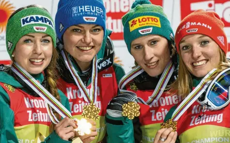  ?? Foto: Ralf Lienert ?? Goldene Premiere: (von links) Juliane Seyfarth, Carina Vogt, Ramona Straub und die Oberstdorf­erin Katharina Althaus gewannen gestern in Seefeld den ersten WM-Mannschaft­swettbewer­b vor Österreich und Norwegen.