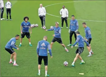  ??  ?? CON EL GRUPO. Coentrao entrenó ayer al ritmo de todos, algo que no ha sido habitual...