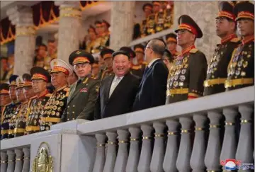  ?? ?? Den russiske forsvarsmi­nister, Sergej Sjojgu, der her ses stående til højre for en storsmilen­de Kim Jong-un, overvaered­e torsdag en militaerpa­rade gennem Nordkoreas hovedstad, Pyongyang. I samtale med den nordkorean­ske diktator ses den kinesiske udsending, Li Hongzhong.
Foto: KCNA/KNS/AFP