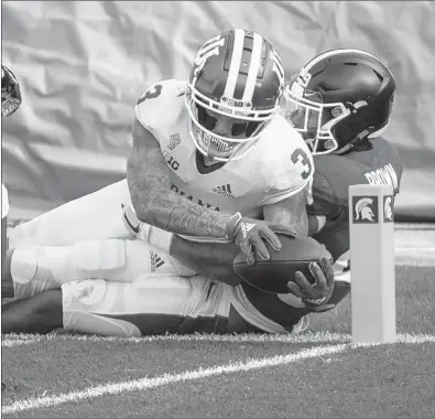  ?? Indiana’s Ty NIC ANTAYA/GETTY ?? Fryfogle scores a touchdown against Michigan State on Saturday at Spartan Stadium in East Lansing, Michigan.