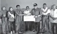  ??  ?? SAMSUDIN (tiga kanan) menyampaik­an sumbangan RM1,000 untuk tabung PIBG SK Bambangan.