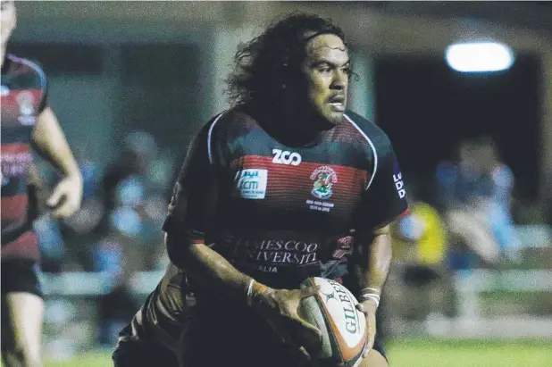  ?? Picture: STEWART MCLEAN ?? SEEKING SUPPORT: JCU Mariners’ Thitapo Nona looks to spread the ball during their clash against Brothers at Stan Williams Park on Saturday.