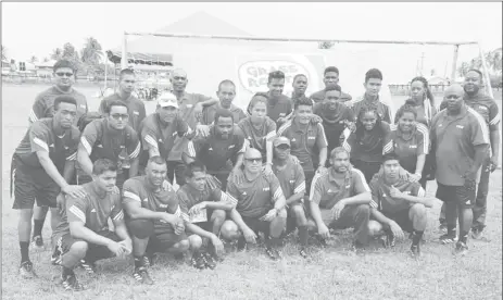  ??  ?? Participan­ts from the GFF/Ministry of Education ‘FIFA Grassroots Programme’ posing for a photo opportunit­y following the conclusion of the course.