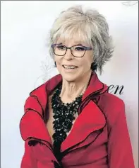  ?? RICHARD SHOTWELL / AP ?? Rita Moreno en una imagen actual; a la derecha, en 1962 cuando ganó el Oscar por su papel de Anita