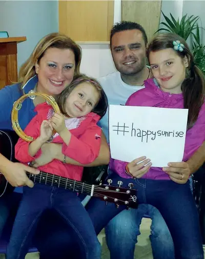  ??  ?? Insieme Luigi Capasso, 43 anni, con la moglie Antonietta Gargiulo, 39 anni, e le figlie Martina, 7 anni, e Alessia, 13 anni