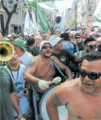  ??  ?? Marcha. Camioneros durante un piquete la semana pasada. La CGT reclama reabrir todas las paritarias.