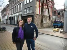  ?? FOTO SERGE MINTEN ?? Karin en Peter voor het enorme gat in de Aldestraat, waar tegen de zomer een nieuwe ‘Cremerie Valvekens’ zal verrijzen.