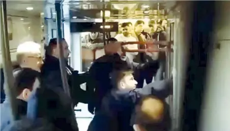  ??  ?? Sul treno Nell’immagine, tratta da un video, il tentativo degli agenti francesi di aprire la porta di un bagno sul Ventimigli­a-nizza