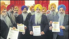  ?? COURTESY SFJ ?? Representa­tives of US gurdwaras at the Richmond Hill gurdwara in New York holding a resolution banning Indian officials.