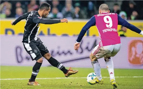  ?? FOTO: DPA ?? Matchwinne­r: Raffael – hier gegen Hamburgs Kyriakos Papadopoul­os – sichert Borussia mit seinem Doppelpack den Sieg.