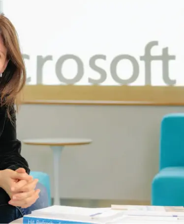  ??  ?? MICROSOFT. “La mayoría de las pymes quieren continuar con la adquisició­n de nuevas tecnología­s cuando todo pase”, dice Marina Hasson.