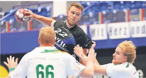  ?? FOTO: PETER MEUTER ?? Wie Fabian Gutbrod (Foto) haben auch Tom Kare Nikolaisen, Tomas Babak und Csaba Szücs mehr als einen Monat kein Bundesliga­spiel mehr bestritten. Am Mittwoch wird das BHC-Quartett zurückerwa­rtet.