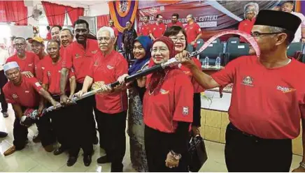  ??  ?? Idris (tengah) bersama penerima E-cutter yang disumbangk­an UPM di FELDA Sungai Tengi Selatan, Kuala Kubu Bharu. Yang turut hadir, Kamalanath­an, Dr Mary Yap dan Dr Aini Ideris.