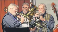  ??  ?? Überzeugte­n mit profession­ellem Zusammensp­iel: die Gentlemen (v. l.) Horst Guist (Posaune), Manfred Walter (Tuba) und Manne Pfütze (Cornet).