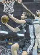  ?? FOTO: AP ?? Pau Gasol, en acción con los Spurs