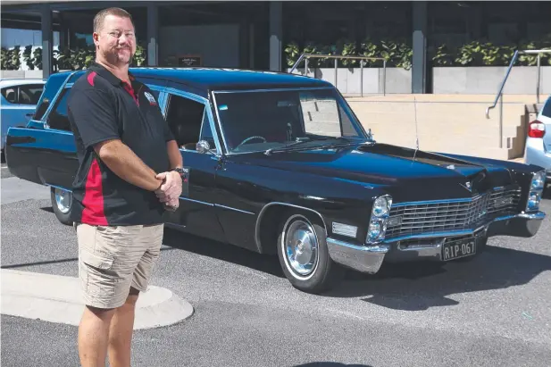  ?? Picture: STEWART McLEAN ?? RIP: Brett Scotney has started Hearse Tours Cairns by taking people on brewery tours in a six-seater hearse.