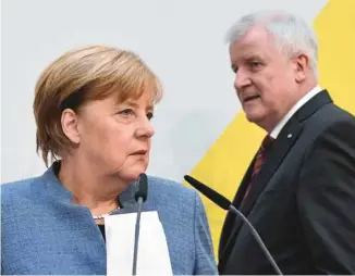  ?? ODD ANDERSEN AGENCE FRANCE-PRESSE ?? La chancelièr­e allemande, Angela Merkel, en compagnie du président de l’Union chrétienne-sociale en Bavière, Horst Seehofer, lors d’une conférence de presse, lundi