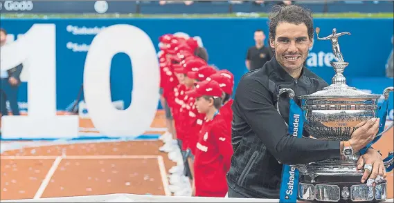  ?? FOTO: PERE PUNTÍ ?? Rafa Nadal, con el trofeo de campeón y el ‘10’ gigante que presidió la entrega de premios. Tras Montecarlo y Barcelona, el tenista balear aspirará también al ‘10’ en Roland Garros