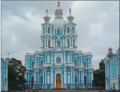  ??  ?? CÚPULAS. Las catedrales de San Isaac, del Salvador sobre la Sangre Derramada y de la Resurrecci­ón de Cristo de Smolni, tres de los magníficos templos ortodoxos, la religión de la mayoría de los 146 millones de rusos.