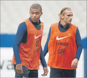  ?? FOTO: EFE ?? Mbappé y Griezmann durante la sesión previa al partido ante Holanda