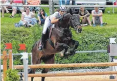  ?? FOTO: ANNIKA SCHMID ?? Sensatione­ll gewann Ulrike Branz vom Gastgeber RFV Bad Schussenri­ed auf ihrem Wallach Chardonnay ihr erstes S-Springen und ließ dabei auch Profis hinter sich.