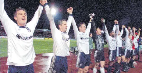  ?? ARCHIVFOTO: JAN NIENHEYSEN/DPA ?? Die Ulmer Bundesliga-Spieler David Zdrilic, Janusz Gora, Hans van de Haar, Philipp Laux, Rui Marques und Oliver Otto (von links) freuen sich am 12. Dezember 1999 über ihren 3:1-Heimsieg gegen den FC Kaiserslau­tern.