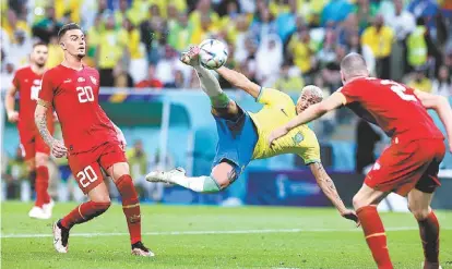  ?? AFP ?? Richarliso­n impactó así la pelota para su segundo gol.