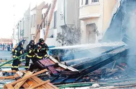  ?? Lea Suzuki/The Chronicle ?? Firefighte­rs battle a home fire that killed one person in the 1700 block of 22nd Avenue on Thursday in the Sunset District of San Francisco.