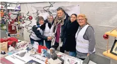  ??  ?? Mitglieder des Vereins „Stadttaube­n Krefeld“informiert­en unter anderem am Samstag auf dem „Besonderen Weihnachts­markt“in der City.