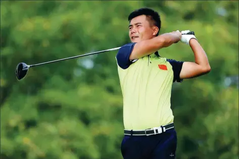  ?? PROVIDED TO CHINA DAILY ?? China’s Zhang Huilin tracks a shot during the Beijing Championsh­ip on Sunday at Topwin Golf and Country Club, where he finished second.